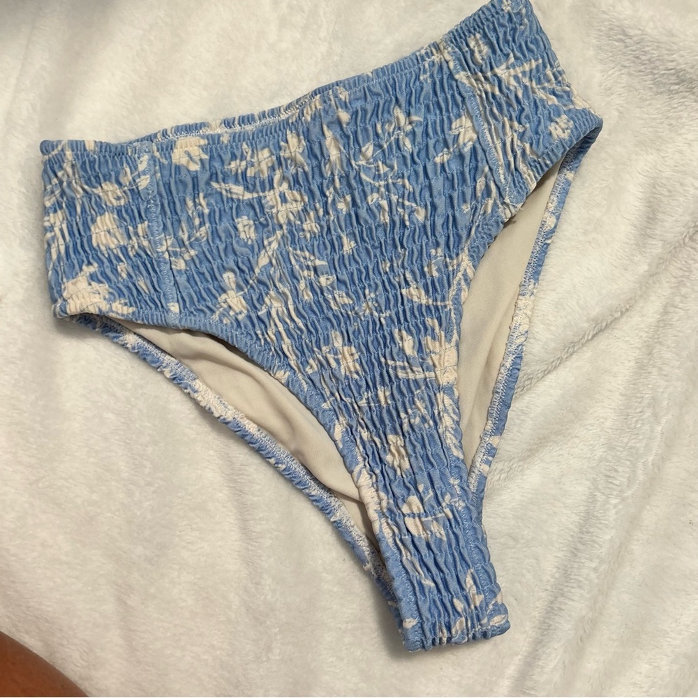 Traingl ruffle scrunch blue floral bikini bottoms